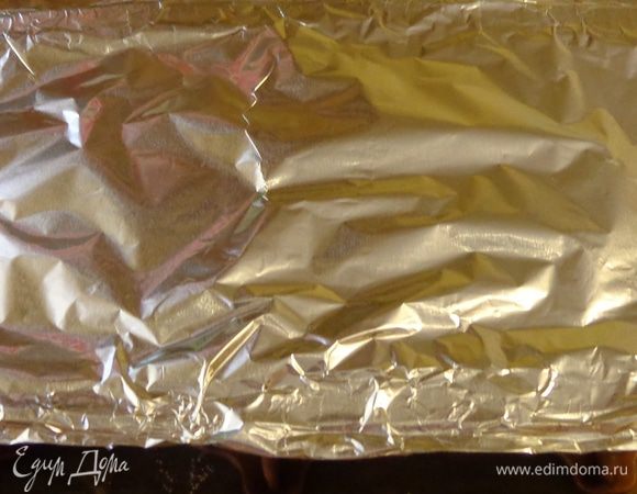 Сверху должны быть листы лазаньи, которые надо залить остатками соуса. Закрыть форму фольгой и выпекать минут 30 при 190 градусах.