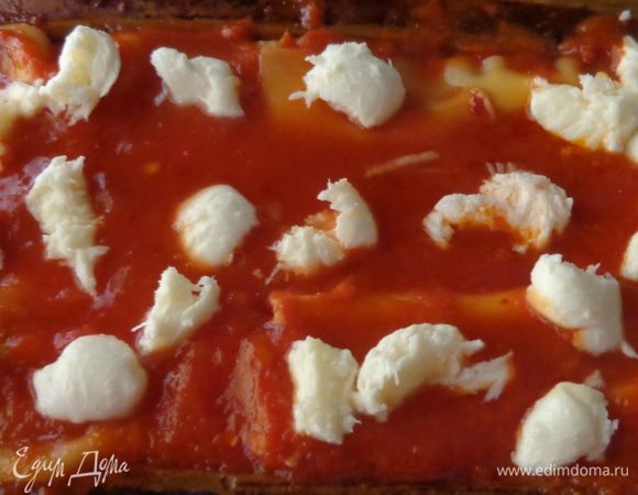 После этого фольгу снять, уложить кусочки моцареллы и подержать в духовке, пока сыр не растопится. 