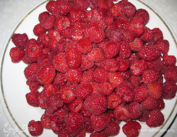 Перебрать, помыть малину. Положить на сито,чтобы стекла вода. Пару ягодок оставить для украшения.