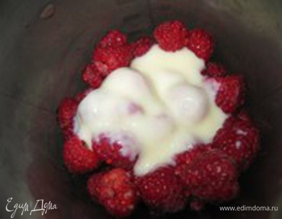 В емкость для взбивания положить малину и вылить сгущенное молоко. Все взбить.