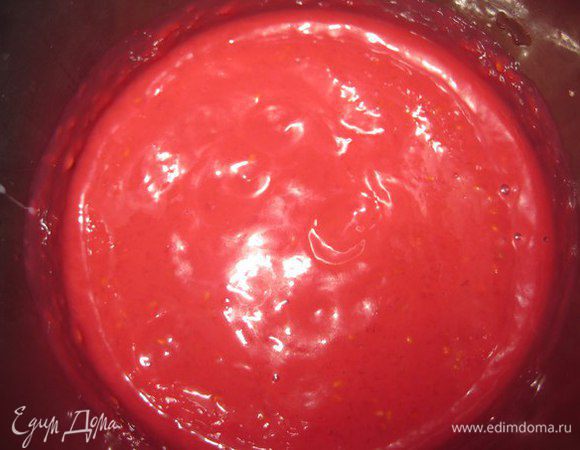Получиться малиновое пюре. Добавить 2-3 ст. ложки сливок. И еще раз взбить.