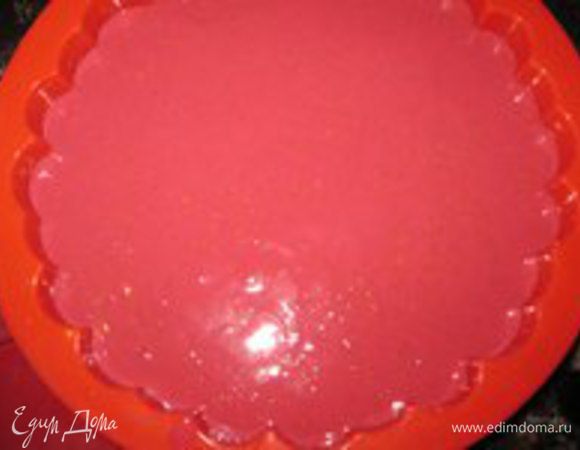 Желатин поставить на огонь и не доводить до кипения. Влить в малиновое пюре и еще раз взбить. Вылить в силиконовую форму. Поставить в холодильник на 4 часа или на ночь.