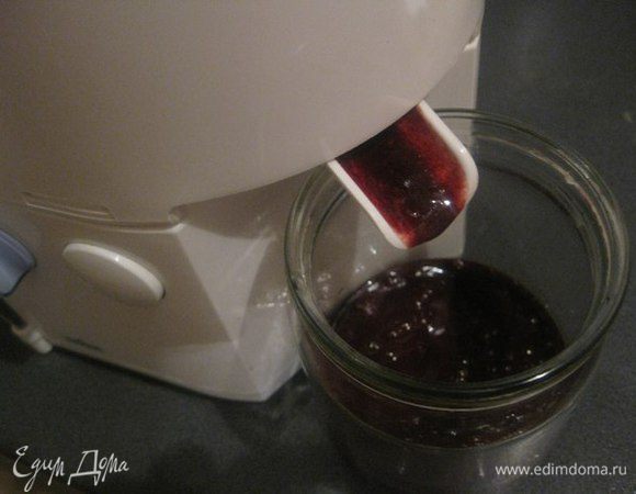 Делаем сок из ежевики.