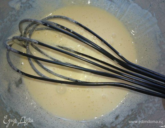 Яйцо взбить с сахаром добела, добавить растопленное, остуженное сливочное масло, перемешать.