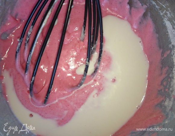 Добавить краситель розового цвета и молоко, перемешать.