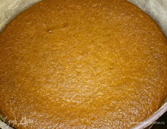 Бисквит проверить деревянной шпажкой, если готов, вынуть, остудить, срезать дно и верхушку. Перед тем как срезать, охладите бисквит в морозилке 30 минут.