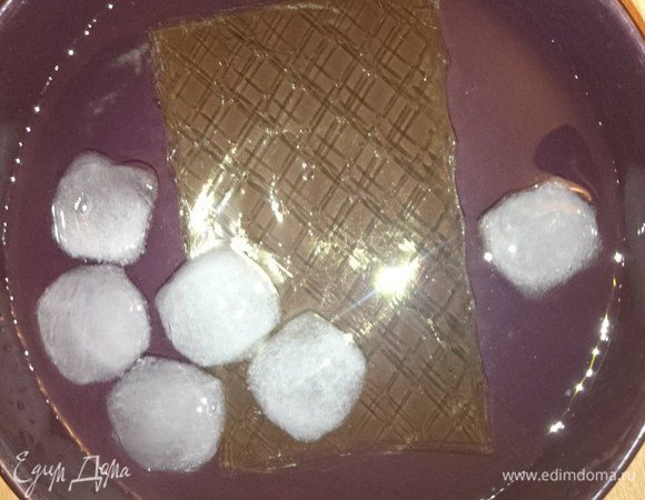 Листовой желатин замочить в ледяной воде.