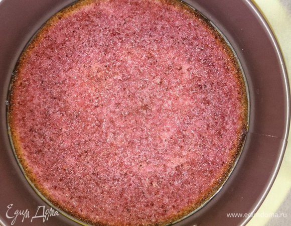 Бисквитный корж поместить в разъемную форму, пропитать кокосовой водой.