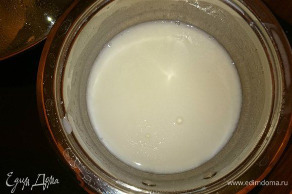 Молоко с сахаром довести до кипения, снять с плиты, дать остыть 2 минуты, добавить желатин, хорошо перемешать.