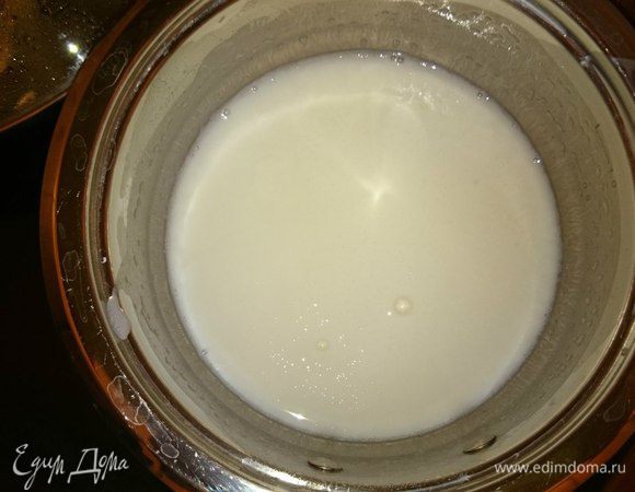 Молоко с сахаром довести до кипения, снять с плиты, дать остыть 2 минуты, добавить желатин, хорошо перемешать.