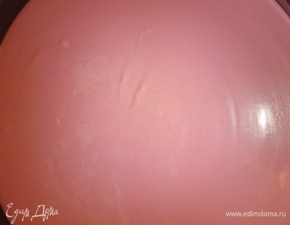 Вылить массу поверх коржа и отправить на ночь в холодильник.