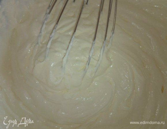 Охлажденные сливки взбивать миксером одну минуту, добавить загуститель для сливок, сахарную пудру, взбить в пышную пену.