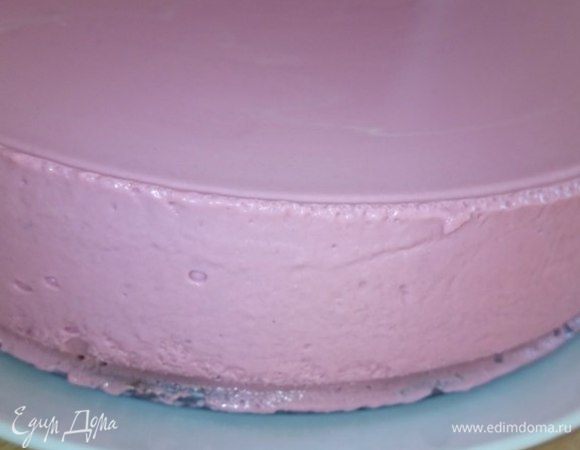 достать торт из формы, украсить взбитыми сливками. 