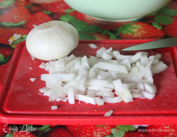 Лук почистить, нарезать кубиками. 