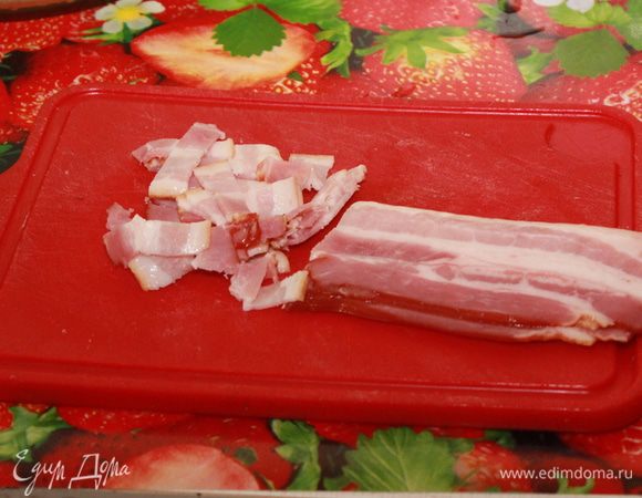 Бекон порезать мелко. 
