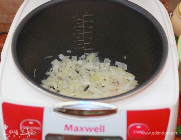 В чашу мультиварки налить масло, обжарить лук в режиме "Выпечка" (либо другой аналогичный — Жарка) до прозрачности. Добавить бекон, обжарить вместе с луком минуту. 