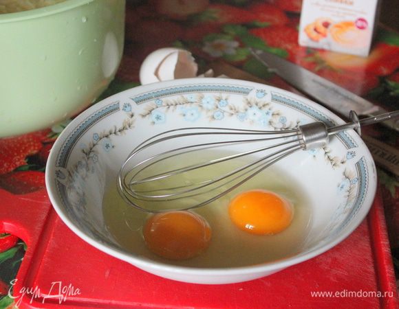 Яйца разбить в миске, слегка взбить венчиком. 