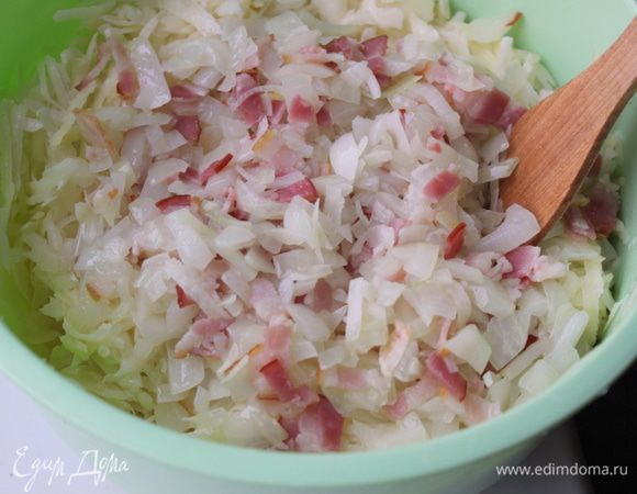 Тертый картофель смешать с яйцом, тертым сыром, специями, влить горячие сливки и хорошо перемешать. Добавить жареный лук с беконом. Еще раз хорошо перемешать. 