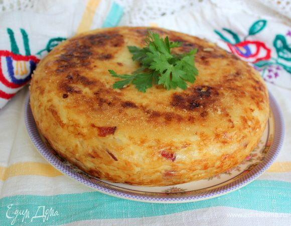 Готовую картофельную "бабку" подавать со сметаной и свежей зеленью. 