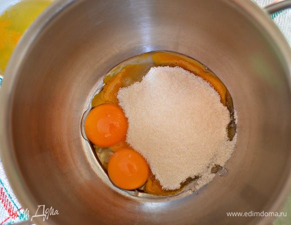 Яйца разделить на желтки и белки.  Желтки растереть с сахаром.
