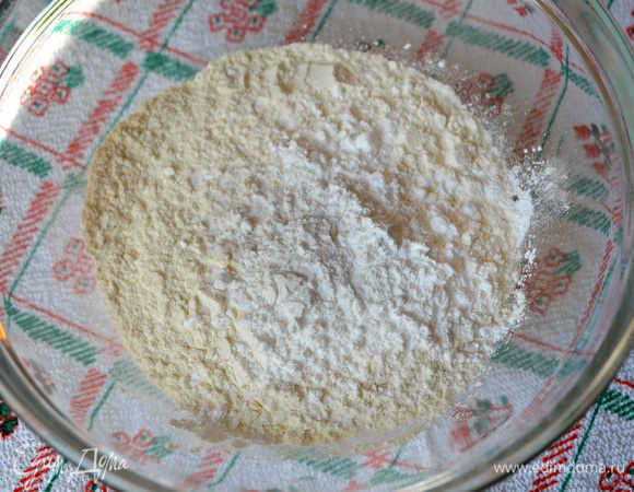 Муку просеять, добавить крахмал и разрыхлитель.