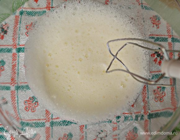 Белки взбить с щепоткой соли в пену.