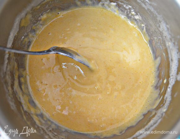 Муку добавить к яичной массе. После чего аккуратно порциями добавить взбитые белки в тесто и перемешать.