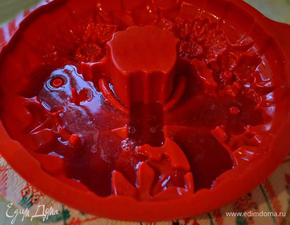 Часть сока красной смородины смешать с 3 г желатина (уже разбухшего) и выложить в форму в виде "банта" либо по вашему желанию, учитывая рисунок формы. Дать застыть в морозильной камере около 15 мин.