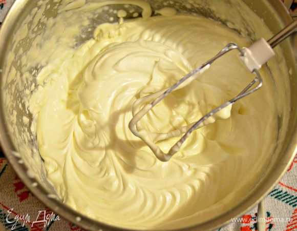 Сливки взбить до устойчивых пиков. 