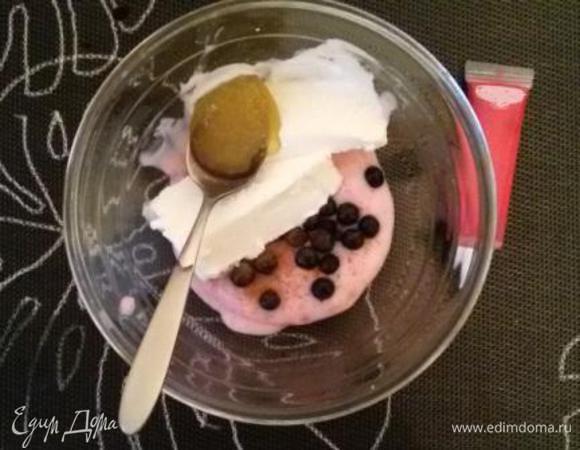 Чтобы приготовить пюре, возьмём чашу с высокими бортами, смешаем в ней миксером пломбир, кукурузный крахмал, сливки, ванилин, смородину.
По желанию можно добавить немного мёда, корицу. Краситель добавляем по желанию. Смесь должна получиться в меру упругой и держащей "форму" облачка. Убираем в холодильник.