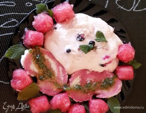 За полчаса до подачи блюда делаем последние шаги: припускаем на рапсовом масле белый батон, вырезаем произвольные геометрические фигуры (сердца, в моём случае). Далее поливаем по периметру сиропом (его можно приготовить из оставшихся ягод); мёд смешиваем с измельчённой мятой и, по желанию добавляем кардамон на кончике ножа.
Начинаем выкладку деталей на блюдо. В первую очередь наши "гренки", затем мороженое, произвольно украшаем желейными фигурками (с формой и размерами фигурок можно экспериментировать); деликатно намазываем гренки медовым соусом. Украсить можно смородиновыми листиками, мятой, ягодками. Приправить по желанию кардамоном. Вуаля, к вам на кухню прилетело нежное облачко!