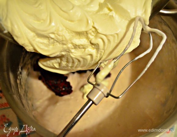 Соединить взбитые сливки с творожной массой и желатином. Добавить протёртую чёрную смородину и сок красной смородины.