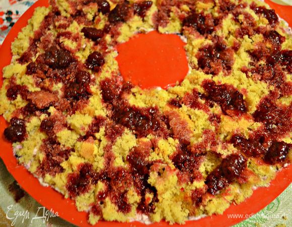 Далее уложить бисквитный корж. Я решила его покрошить, чтобы нижний слой торта был ещё более воздушным. Сверху полить вареньем. У меня осталась малина в соке красной смородины. Рецепт можно посмотреть здесь: http://www.edimdoma.ru/retsepty/75642-malina-v-soke-krasnoy-smorodiny?notid=1078216#1764854
Поставить в холодильник на 3-5 ч.