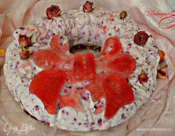 Застывший торт вынуть из формы. И вот теперь можно наслаждаться лёгким нежным ягодным муссовым тортиком. Приятного вам аппетита!