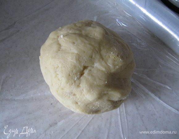 Приготовить рубленое тесто с помощью блендера.
Просеянную муку, щепотку соли и нарезанное кубиками охлажденное сливочное масло превратить в блендере в крошку. Добавить в масляно-мучную смесь желток одного яйца и превратить блендером в однородный комок теста. При необходимости добавить немного холодной воды. У меня ушло 2 ст.л. холодной воды. Вынуть из блендера комок теста, завернуть в пищевую пленку и отправить в холодильник на 30 мин.

P.S. В случае, если вода необходима, добавляйте ее постепенно, по одной столовой ложке. Полностью "собирайте" тесто после добавления каждой столовой ложки воды. Только после этого определяйте, нужна ли еще вода. Воды будет необходимо не более 3-4 ст.л., а возможно она вообще не понадобится.
Тесто должно быть эластичным и сухим, ни в коем случае не "склизким".