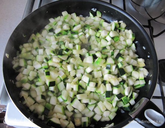 Приготовить начинку для тарта.
Кабачки нарезать небольшими кубиками, чеснок измельчить. Обжарить овощи на растительном масле до полуготовности (около 10 мин.). 