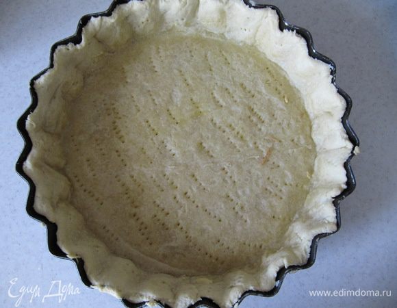 Форму с тестом накрыть пергаментом. Сверху на пергамент высыпать фасоль, или горох, или специальные кулинарные утяжелители (на ваше усмотрение) и отправить в духовку, предварительно разогретую до 190C, на 15 мин.
Вынуть из духовки, пергамент с грузом удалить с основы.