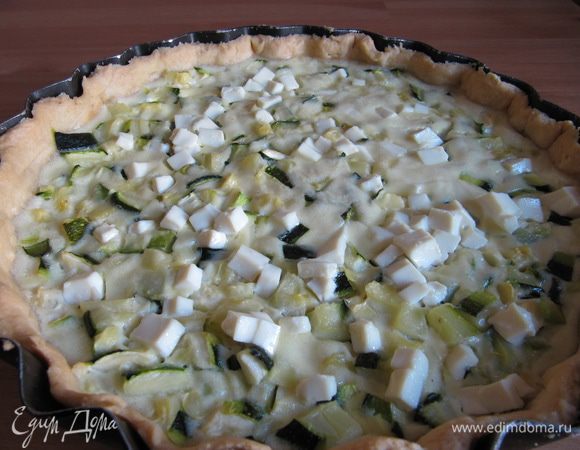 Готовый тарт остудить. Подавать теплым или остывшим.