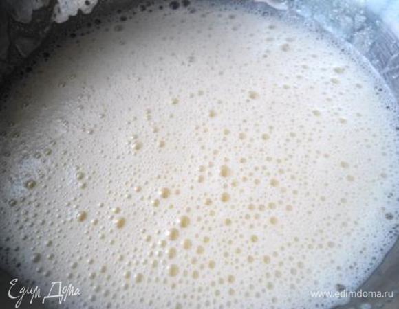 Делаем тесто: яйца взбиваем с сахаром и солью до побеления.