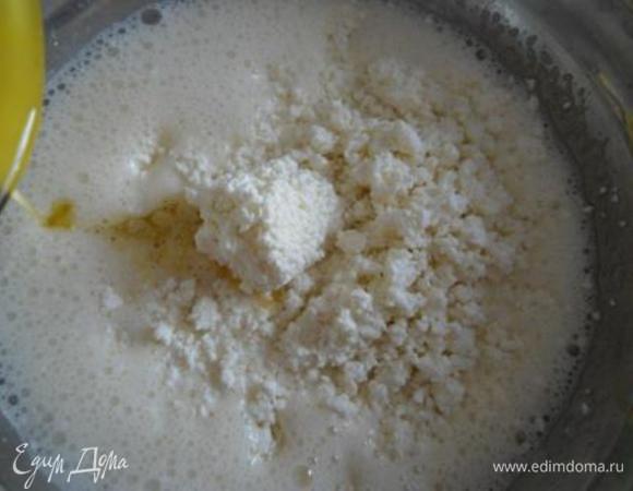 Маргарин растопить и немного остудить. В яйца добавляем творог, маргарин, сметану, взбиваем миксером. Цедру апельсина натираем на мелкой терке и добавляем к тесту.