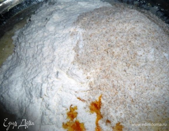 Разрыхлитель смешиваем с мукой и оба вида муки добавляем к тесту и вымешиваем. Раскладываем по формочкам (ни бумажные, ни силиконовые формы я не смазываю). Формочки заполняем наполовину. У меня получилось 12 штук.