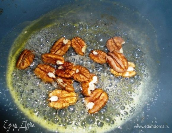 Делаем карамель: выжимаем сок из апельсина (у меня ушла половинка) в сотейнике. Нагреем сок с сахаром, проварим 1 минуту, добавим половинки орешков пекан и карамелизуем ещё 1 минутку.