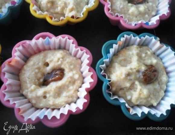 Чуть-чуть остудим нашу карамель (быстро застывает) и разложим орешки в карамели сверху кексов, слегка вдавив их. У меня по 1-2 орешка получилось в каждый кексик.