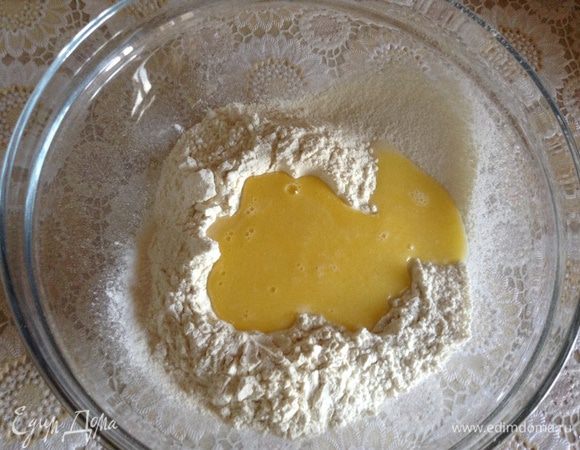 Тесто: просеять муку, сделать углубление, влить немного взбитое яйцо, теплую воду, растопленное масло, уксус. Замесить мягкое тесто. Муки возьмите сначала 180 гр, поскольку разная мука - разная плотность, тесто должно быть мягким, лучше потом подсыпать.