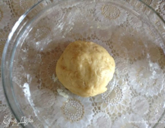 Посуду и само тесто смазать растительным маслом и оставить на 30 минут, накрыв полотенцем.