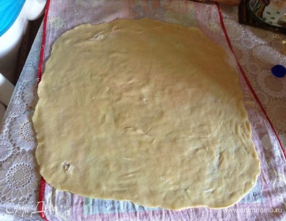 Смазываем тесто растительным маслом, просовываем руку под тесто и с середины аккуратно начинаем тянуть тесто на себя. Тесто легко тянется и увеличится в 2-3 раза в размере. Будет почти прозрачное.
