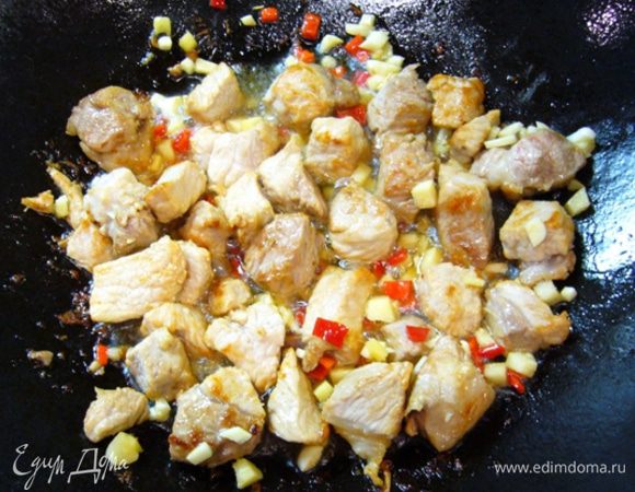 Добавить чили, имбирь, чеснок.
