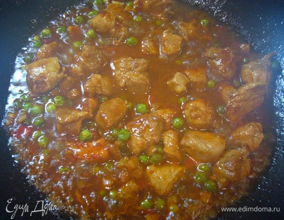 Через полминуты – томатную пасту, воду, горошек, соевый соус, сахар, соль.
Держать на огне еще 2 мин.
