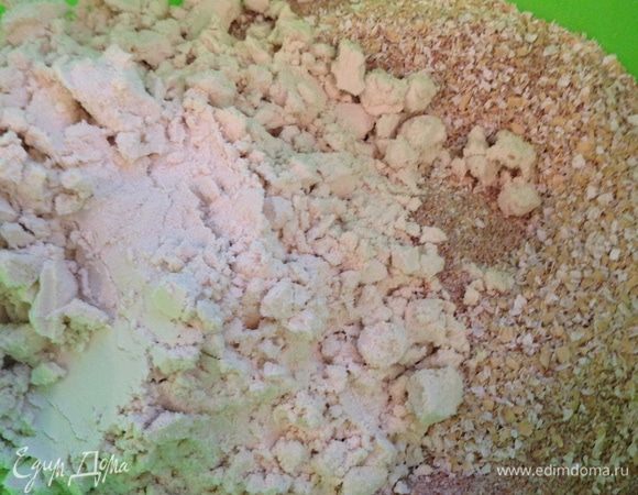 Смешать отруби с изолятом, разрыхлителем и солью.