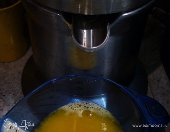 Я уменьшила количество ингредиентов вполовину.
Из апельсинов выжать сок (это в идеале, но можно взять и сок из пакета).
